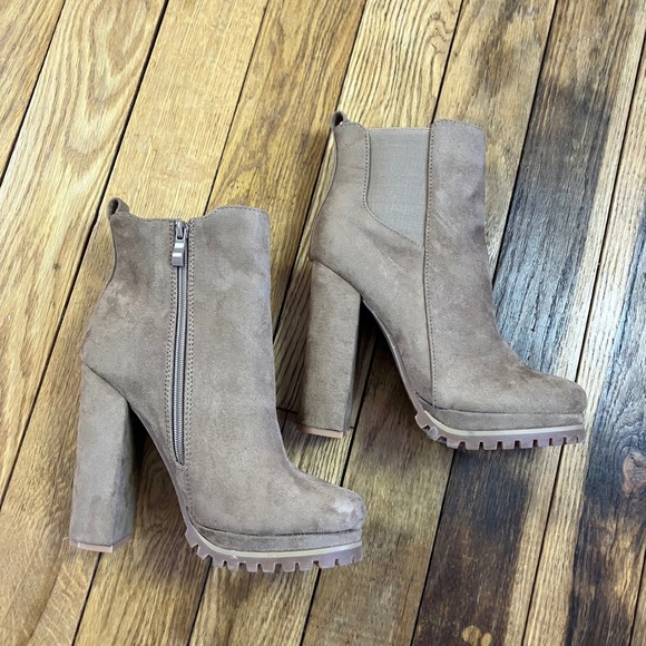 Taupe Suede Lug Sole Chunky Heel Ankle Boots Side Zip Chelsea Style 7 1/2 - Picture 1 of 6